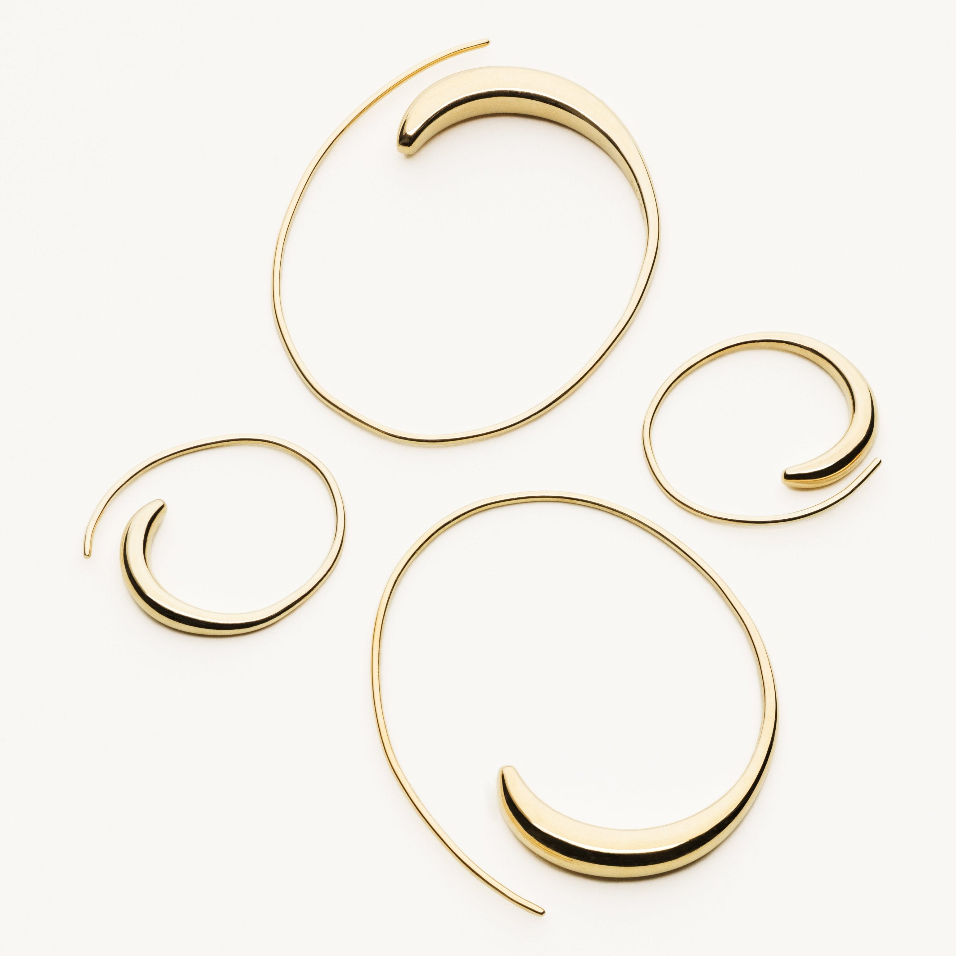 SMÅ ASYMMETRISKE HOOPS - forgyldt sølv