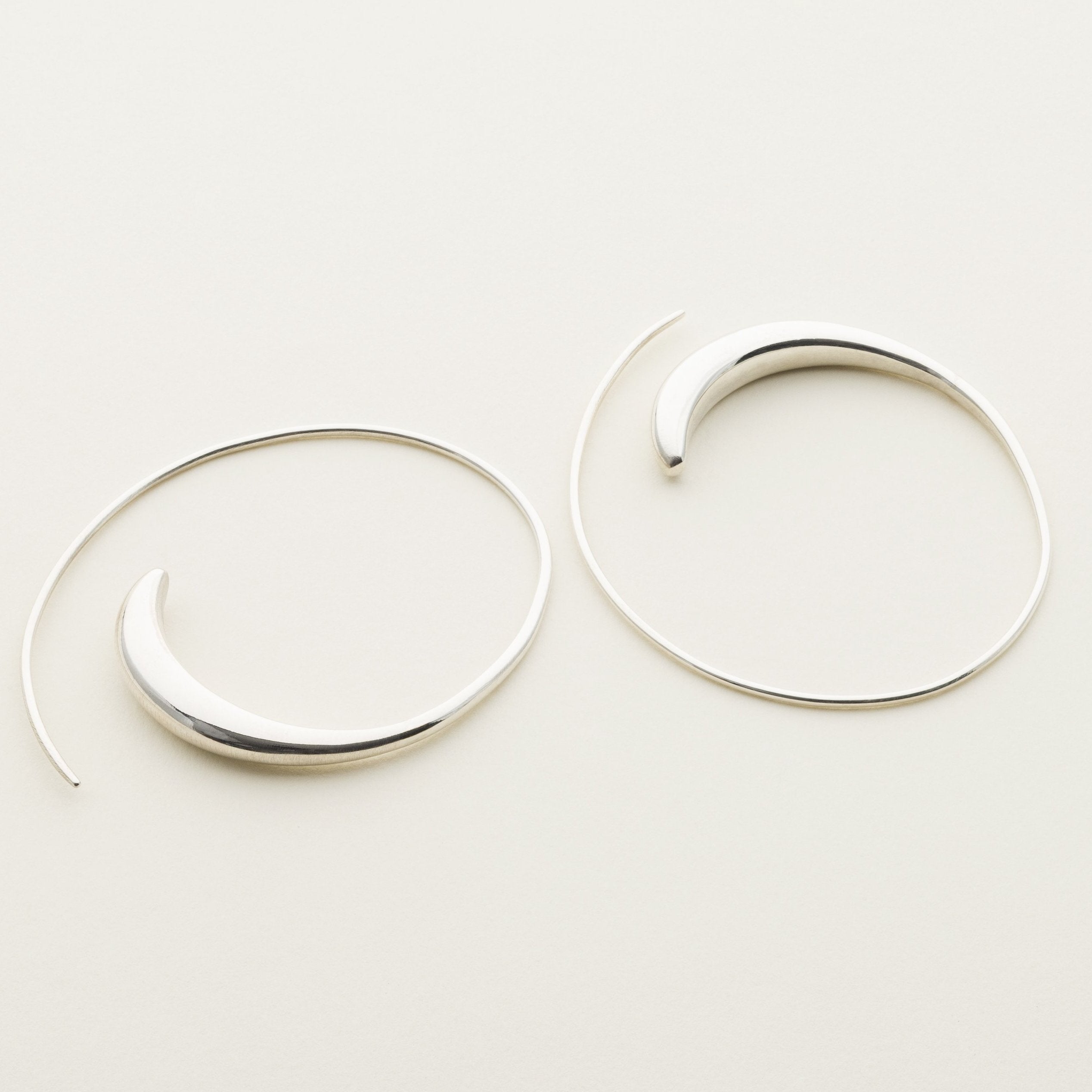 SMÅ ASYMMETRISKE HOOPS - sølv