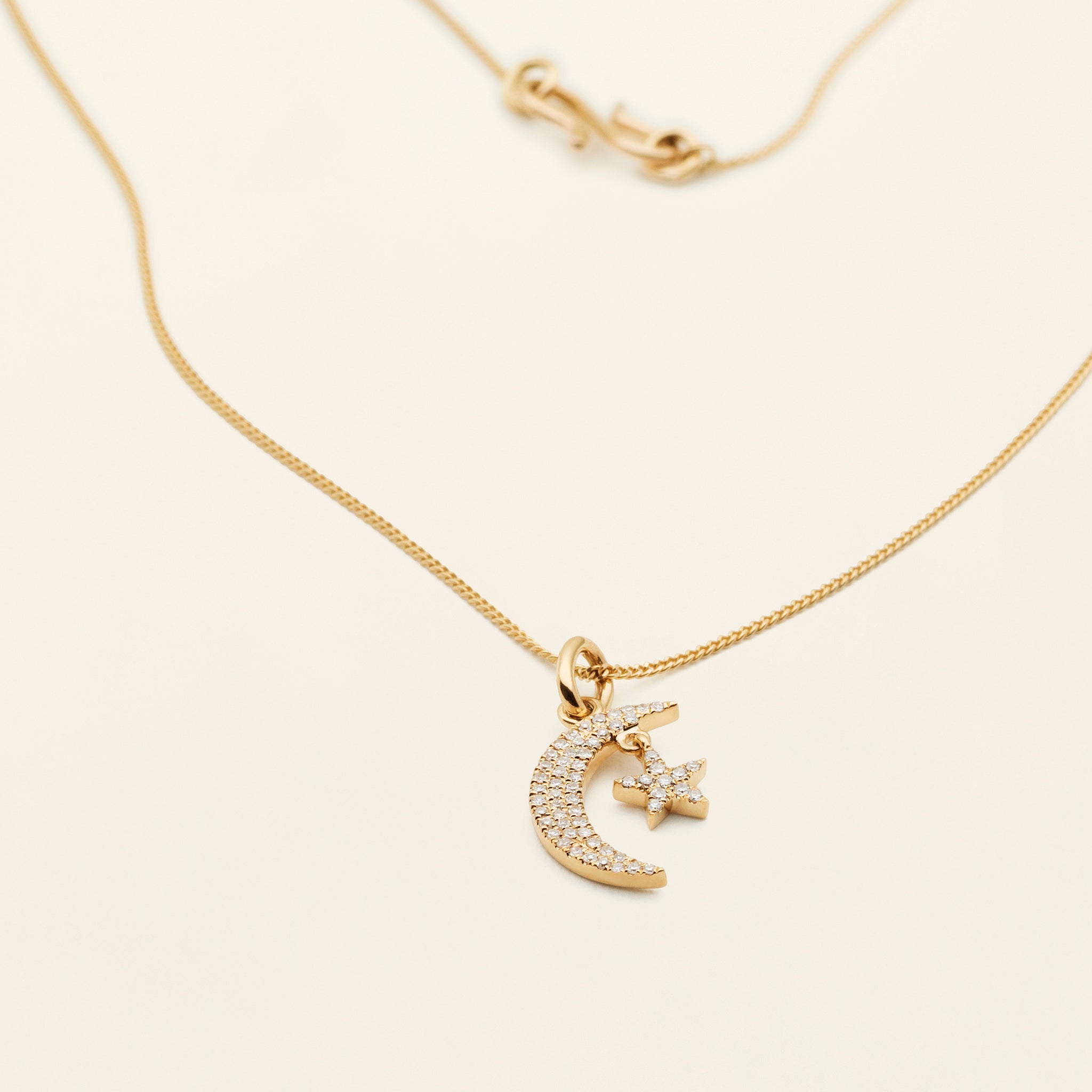 MINI MÅNE OG STJERNE HALSKÆDE - 18k guld med diamanter