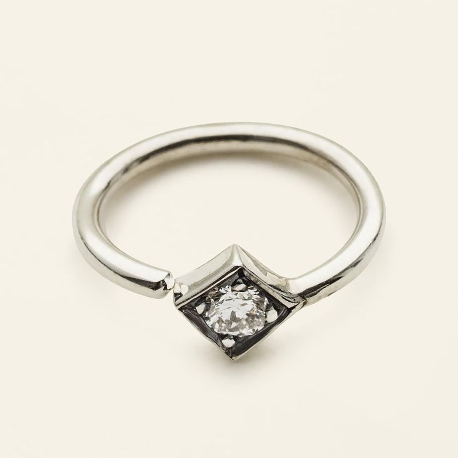 MINI HOOP - sølv med kvadratisk diamant