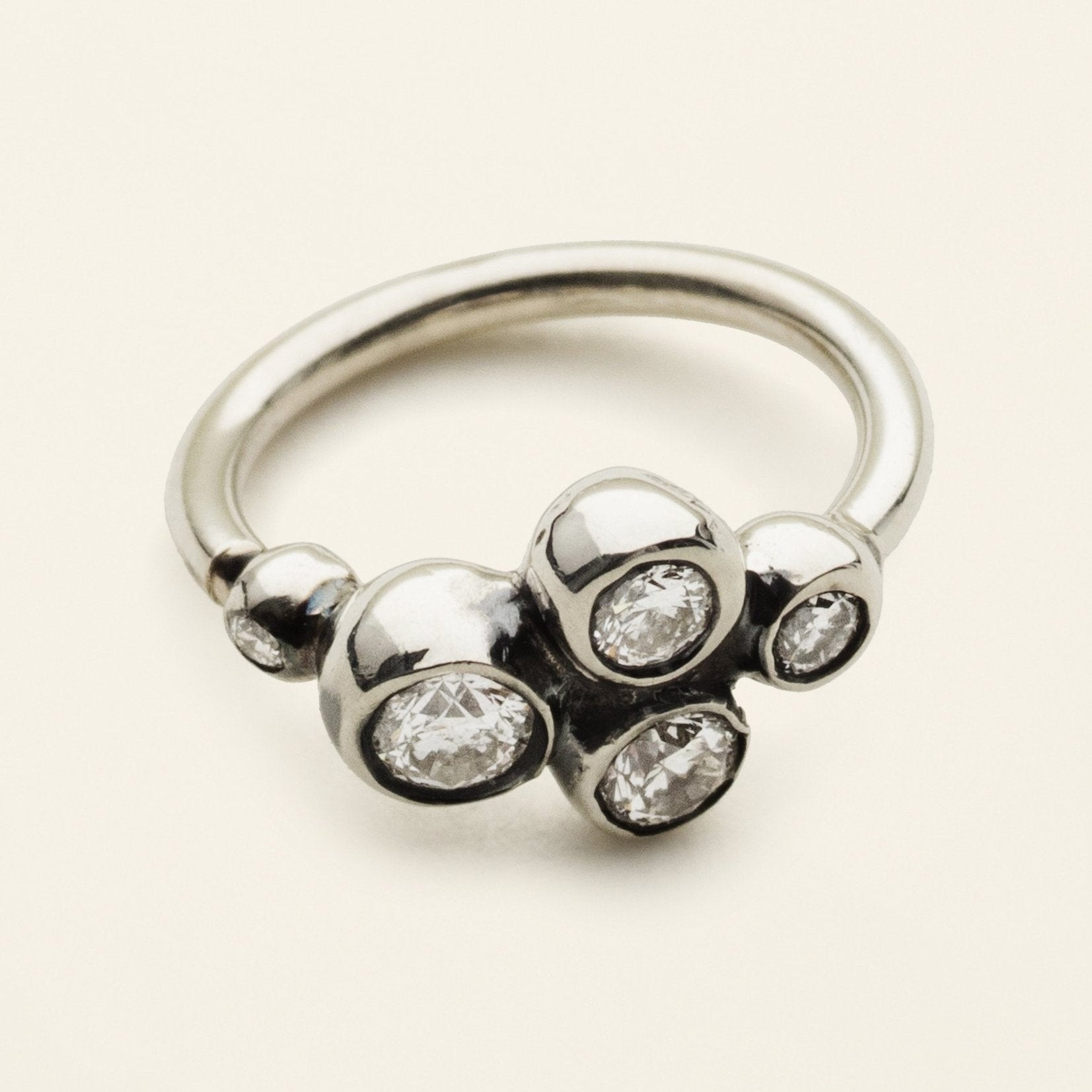 MINI HOOP - sølv med fem diamanter