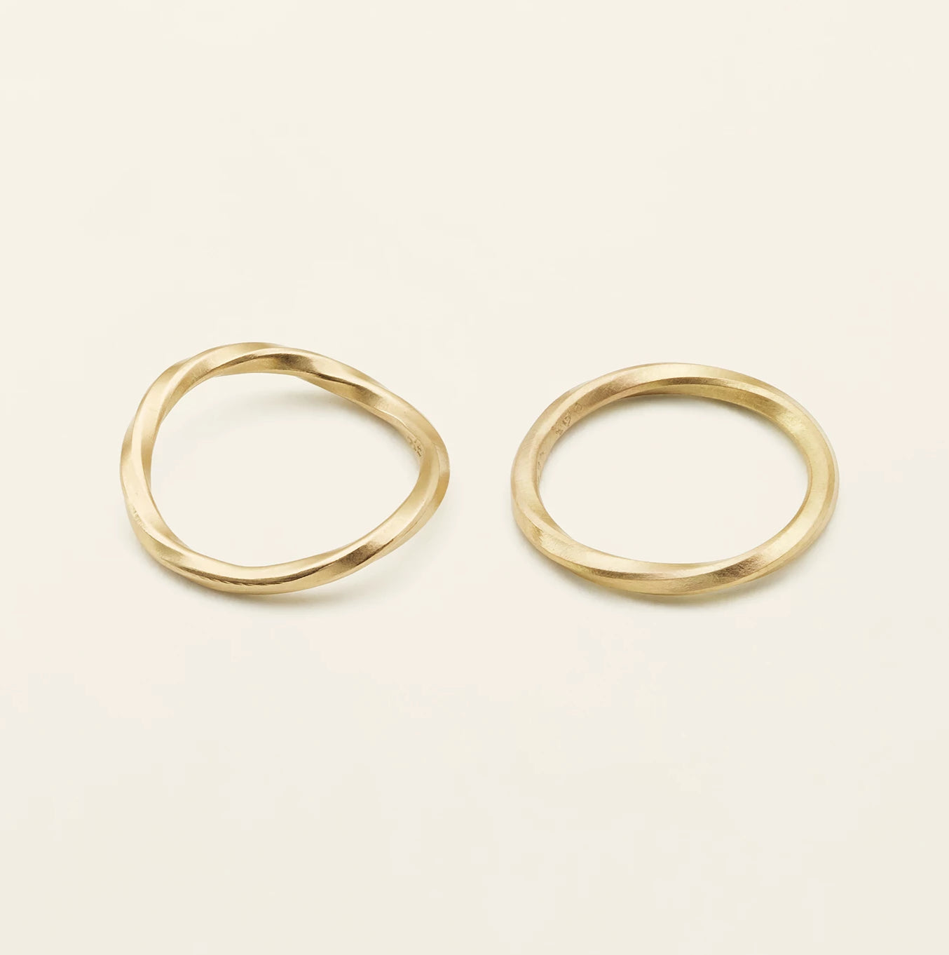 THIN FLOW RING - 18 karat guld