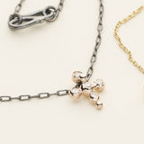 HALSKÆDE MED ASYMMETRISK KORS - sølv og 9 karat rosaguld med diamanter