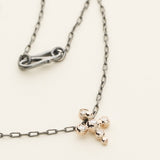 HALSKÆDE MED ASYMMETRISK KORS - sølv og 9 karat rosaguld med diamanter