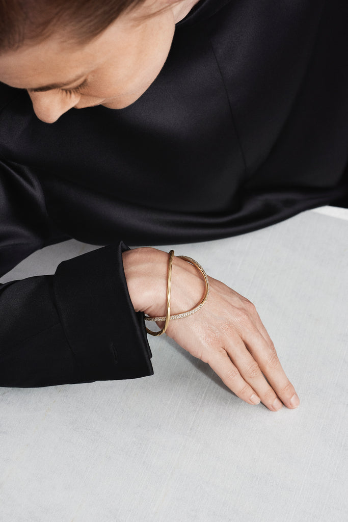 FLOW WAVE BANGLE - forgyldt sølv