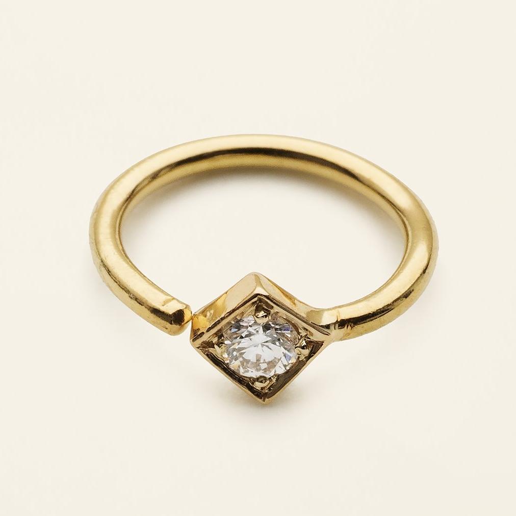 MINI HOOP - 18 karat guld med kvadratisk diamant